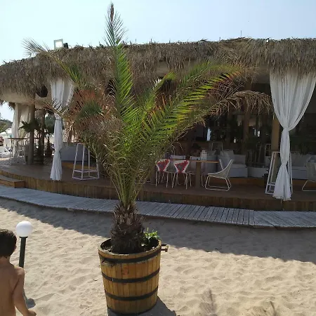 Oasis Beach Club Studio *